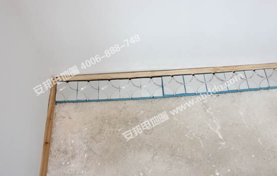 開始鋪設(shè)電地暖模塊,根據(jù)現(xiàn)場情況鋪設(shè)好轉(zhuǎn)向模塊